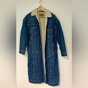 Levi’s Extra Long Sherpa Trucker Jacket